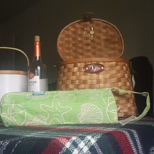 ⛱ Picnic Basket and Wine Carrier Set NWT